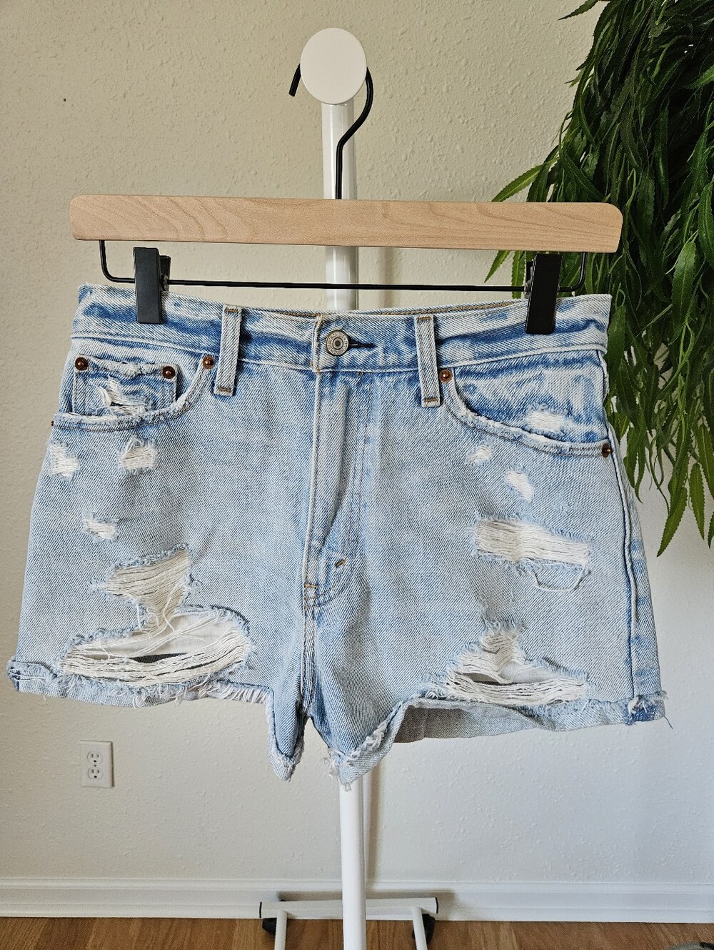 Abercrombie & Fitch Light Wash Distressed Annie High Rise Denim Shorts size 26